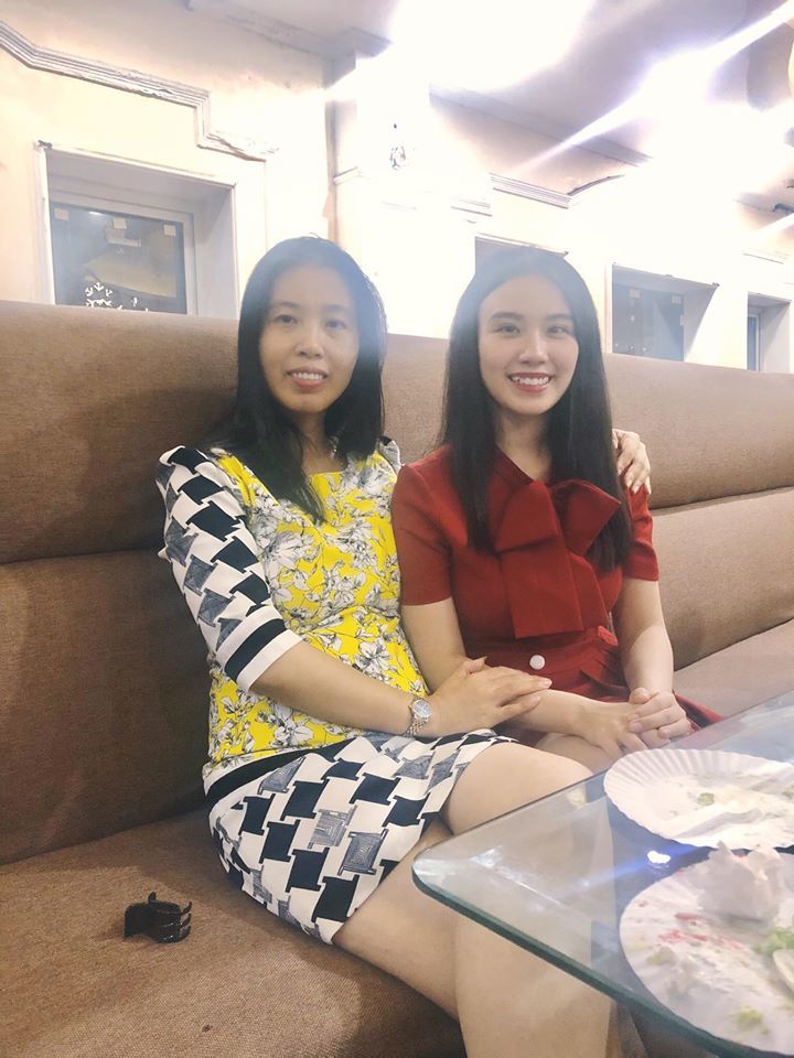  
Linh Miu chụp ảnh cùng mẹ (Ảnh: FBNV) - Tin sao Viet - Tin tuc sao Viet - Scandal sao Viet - Tin tuc cua Sao - Tin cua Sao