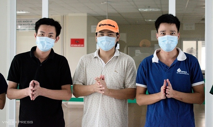  
3 bệnh nhân trở về từ Bangladesh ngày 5/7 đã được chữa khỏi Covid-19. (Ảnh: Vnexpress)