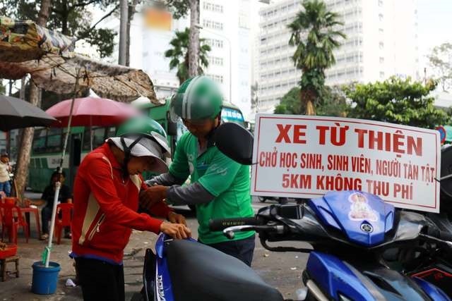  
Anh xe ôm công nghệ với tấm biển từ thiện làm nhiều người cảm thấy ấm lòng. (Ảnh: 1 Phút Sài Gòn).