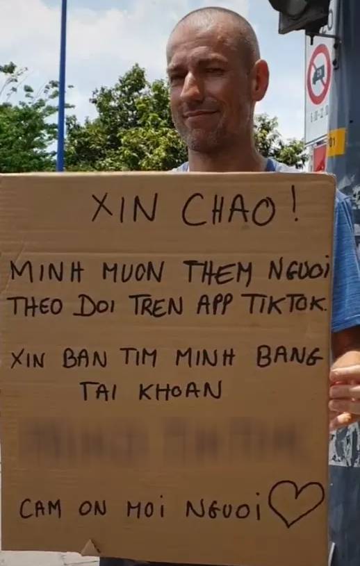  
Trên bảng ghi dòng chữ viết bằng tiếng Việt không dấu khiến nhiều người ngạc nhiên. (Nguồn: @paiko)