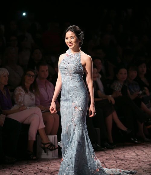  
Trước đây, Lệ Quyên diện chiếc váy dạ hội xanh trên sàn diễn thời trang và cũng được bán đấu giá với mức 3.100 USD (hơn 73 triệu đồng)