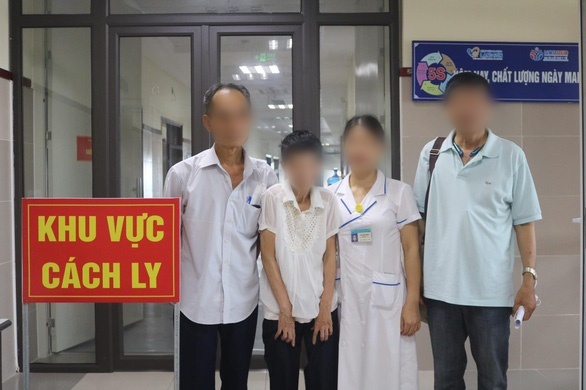  
Bà H. (thứ 2 từ trái sang) và người thân, cán bộ y tế của Bệnh viện Đa khoa tỉnh Lạng Sơn (Ảnh: Tuổi trẻ online)