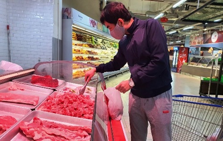  
Người tiêu dùng chọn mua thịt lợn trong siêu thị (Ảnh: Thời báo tài chính)