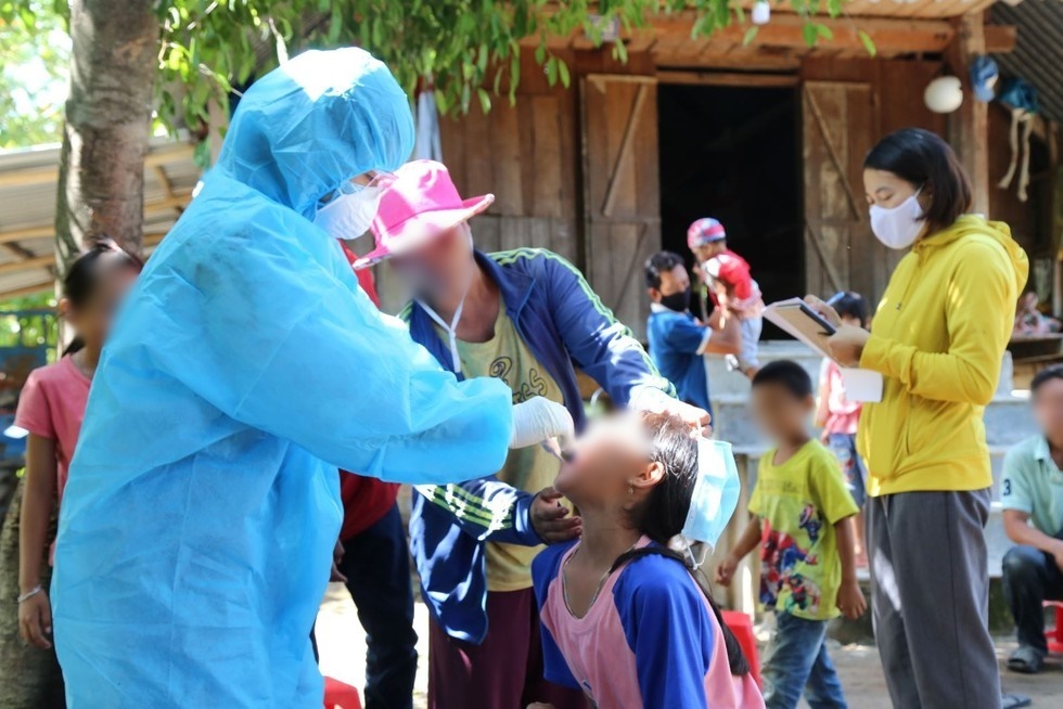  
Nhân viên y tế lấy mẫu xét nghiệm bạch hầu cho trẻ em ở khu vực Tây Nguyên (Ảnh: Sở Y tế tỉnh Đắk Lắk)