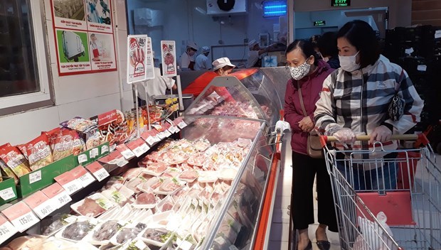  
Người tiêu dùng chọn mua thịt lợn trong siêu thị (Ảnh: Báo Đầu tư)