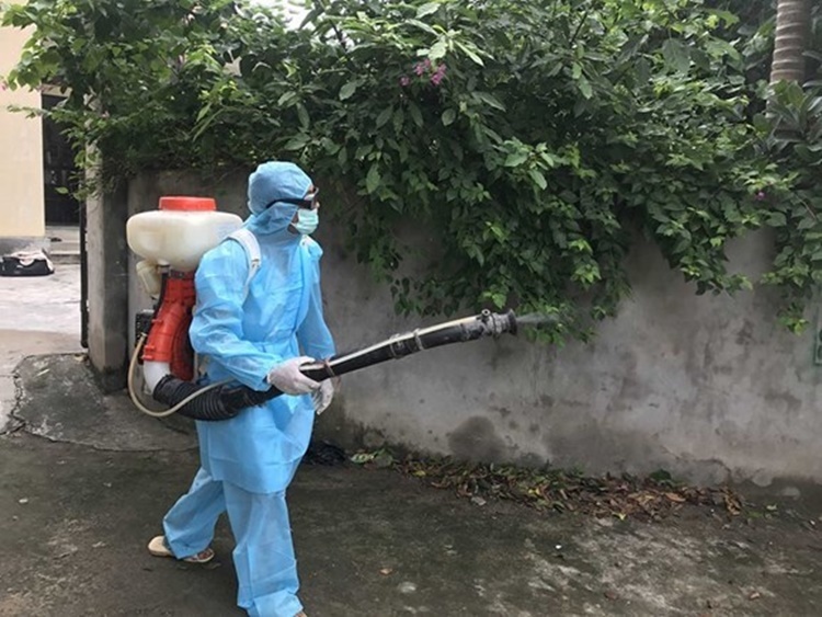  
Nhân viên y tế tiến hành phun hóa chất để phòng chống sốt xuất huyết (Ảnh:Báo Quân đội Nhân dân)