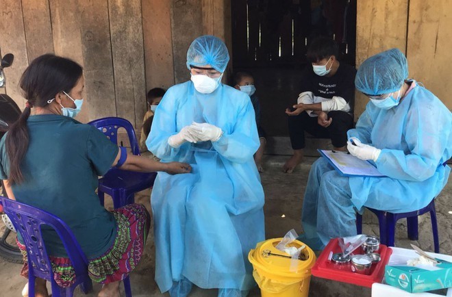  
Người dân tại Đắk Lắk được khám sàng lọc và tiêm vaccine (Ảnh: Thanh Niên)