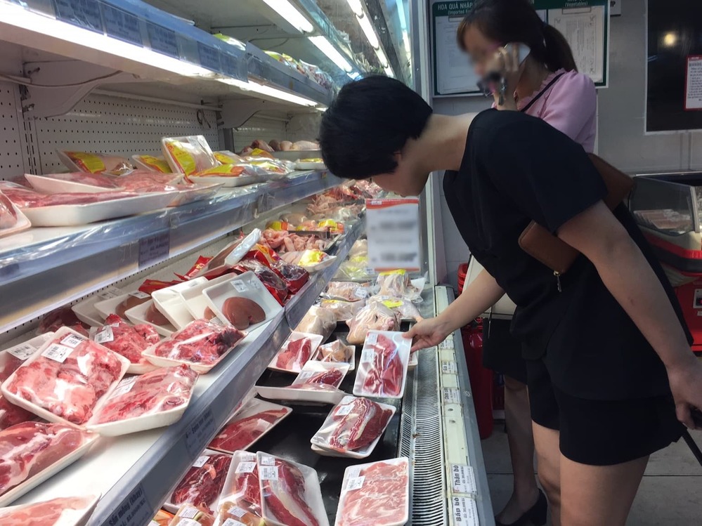  
Người tiêu dùng chọn mua thịt lợn trong siêu thị (Ảnh: Dân Việt)