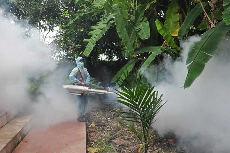  
Nhân viên y tế phun thuốc để diệt muỗi đề phòng sốt xuất huyết (Ảnh: Tiền Phong)