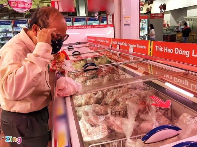  
Người tiêu dùng chọn mua thịt tại siêu thị (Ảnh: Zing)