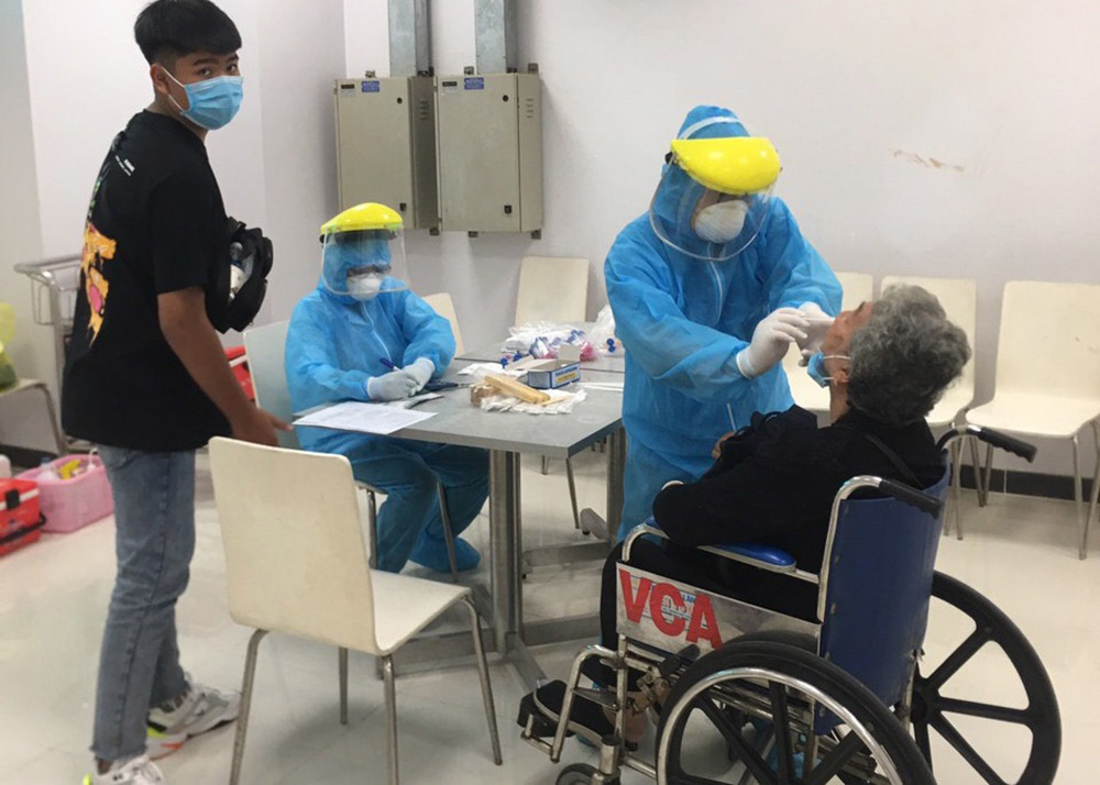 
Nhân viên y tế lấy mẫu xét nghiệm Covid-19 cho mọi người (Ảnh: Vietnamnet)