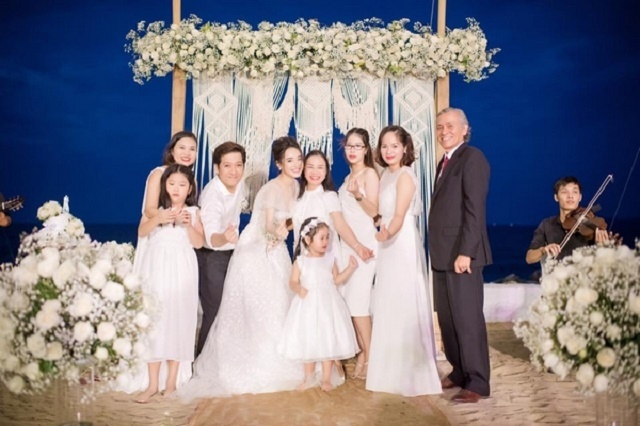  
Bố Trường Giang xuất hiện tại đám cưới của con trai mình (ngoài cùng bên phải) (Ảnh: FBNV)