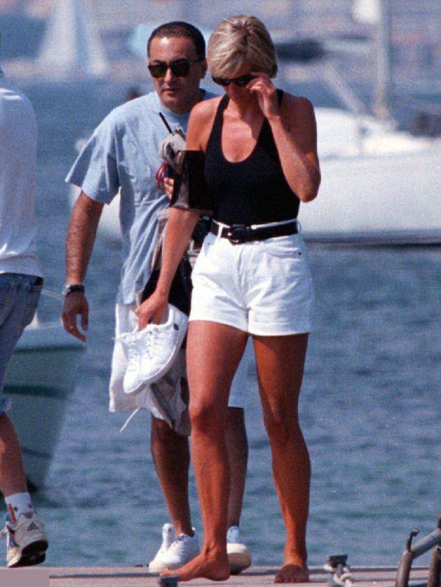  
Công nương Diana bên bạn trai tỷ phú trong kỳ nghỉ hè cuối cùng.