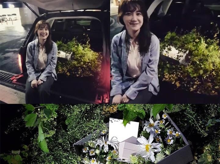  
Cầu hôn với nhẫn tự thiết kế và xe hoa, Ahn Jae Hyun được rất nhiều người ngưỡng mộ. (Ảnh: Chụp màn hình)