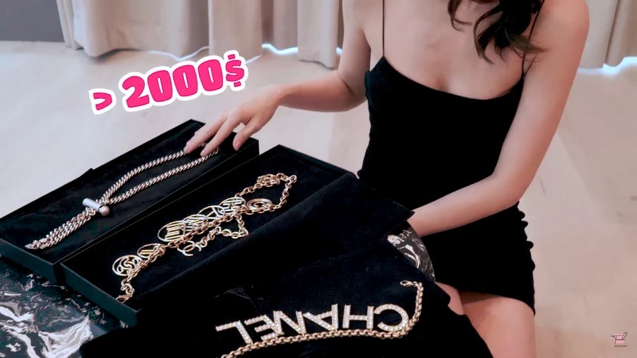  
Những mẫu thắt lưng đình đám của nhà mốt Chanel lên đến hơn 2000 USD cũng được người đẹp đưa vào BST. (Ảnh: Chụp màn hình)