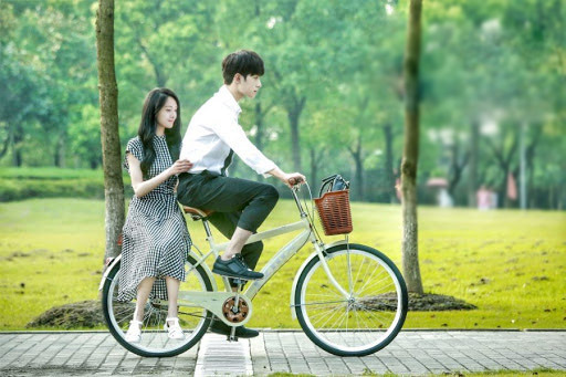 Ao ước tình yêu bình dị chở nhau trên xe đạp: Chẳng cần xe xịn làm gì!