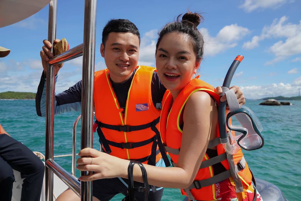  
Quang Vinh và Phạm Quỳnh Anh bị chỉ trích khi du lịch biển. (Ảnh: FBNV)