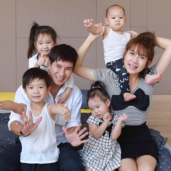  
Gia đình rộn ràng với 4 nhóc tỳ của Lý Hải - Minh Hà. (Ảnh: FBNV)