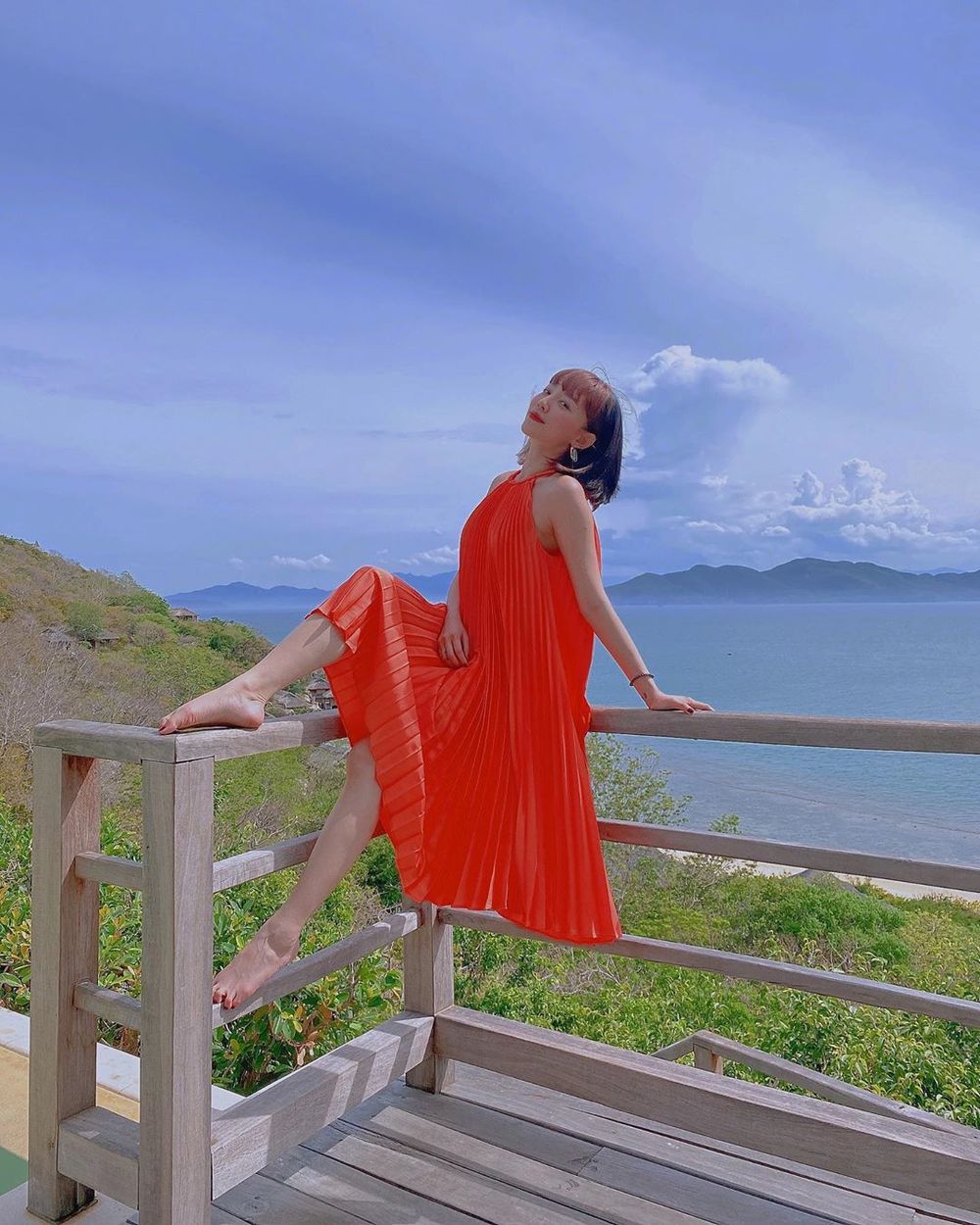  
Tóc Tiên cũng đang có chuyến đi Nha Trang cùng hội bạn thân thiết, người đẹp chọn mẫu váy xòe dáng xếp ly màu cam đỏ. (Ảnh: Instagram nhân vật)
