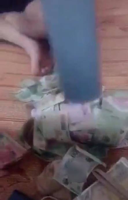  
Cư dân mạng hồi hộp nhìn theo từng giây anh chồng đổ tiền chảy ra như suối (Ảnh: cắt từ video)