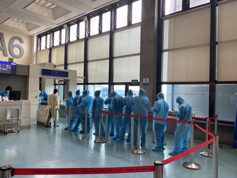  
Người Việt ở Đài Loan đang làm thủ tục tại sân bay ở Trung Quốc để về nước. (Ảnh: VOV)