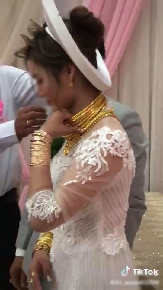  
Một cô dâu mới đây gây chú ý bởi đám cưới rất nhiều vàng của mình. Ảnh: Chụp màn hình