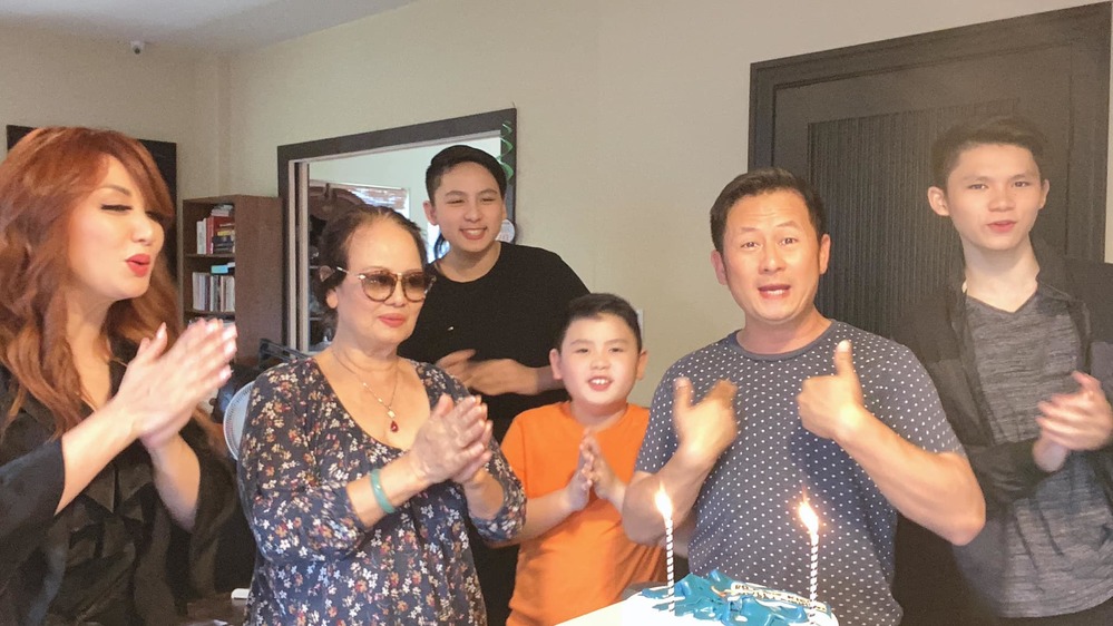  
Cô cùng các con trai vừa chúc mừng sinh nhật chồng cũ. (Ảnh: FBNV) - Tin sao Viet - Tin tuc sao Viet - Scandal sao Viet - Tin tuc cua Sao - Tin cua Sao