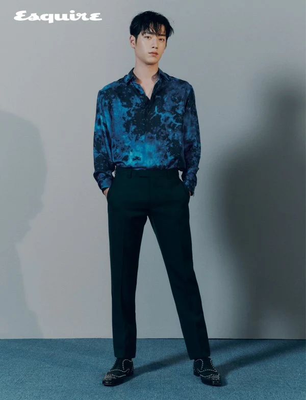 
Seo Kang Joon cực hút mắt trong những bộ trang phục đắt tiền. Ảnh: Twitter