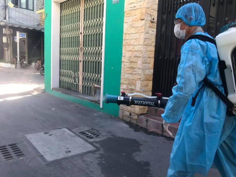  
Nhân viên y tế phun khử trùng tại khu vực xung quanh nơi phát hiện bệnh nhân Covid-19 (Ảnh: Pháp luật Online)
