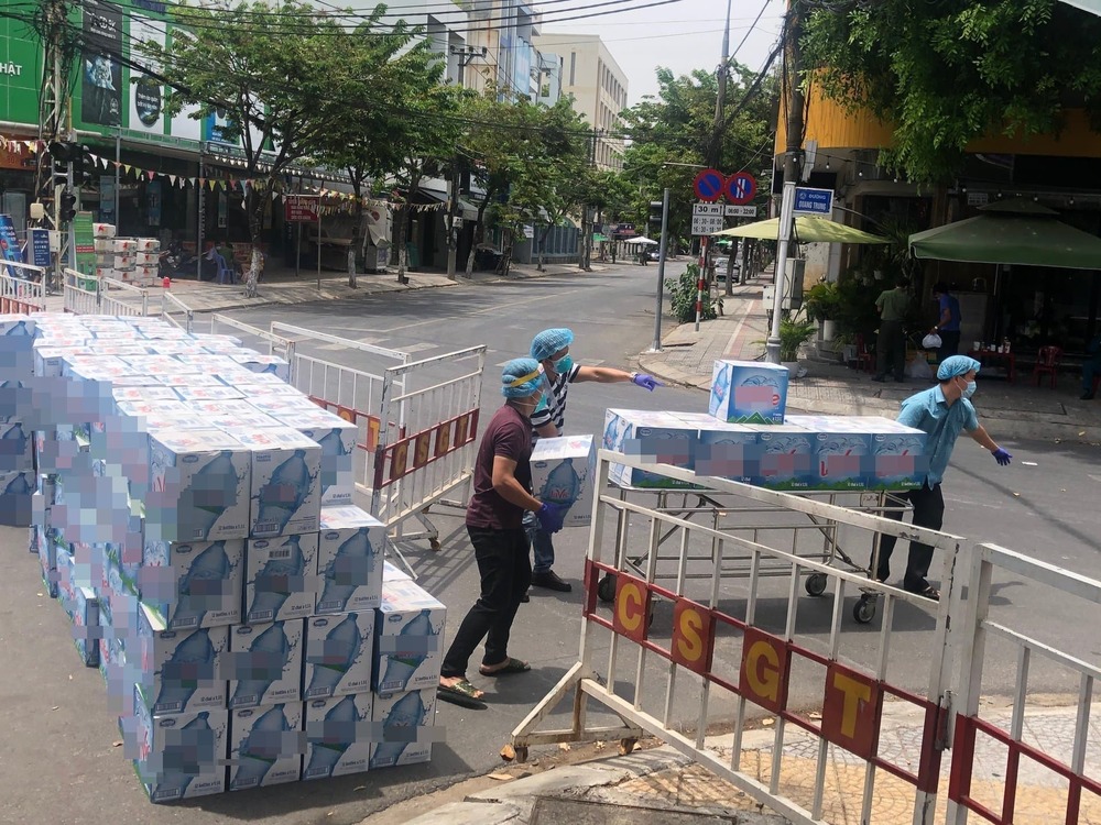  
Những thùng nước sạch được gửi tới khu vực cách ly ở Đà Nẵng. (Ảnh: Đà Nẵng Page) 