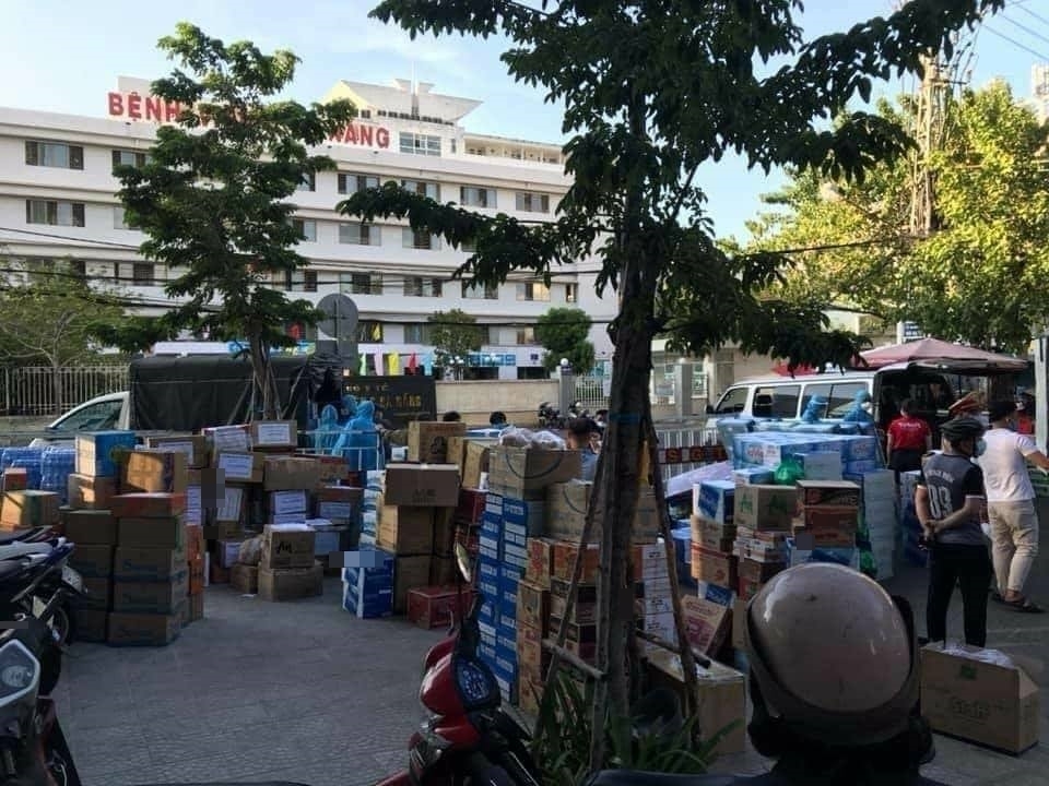  
Hình ảnh "núi quà" được chuyển tới các y bác sĩ và bệnh nhân tại Đà Nẵng. (Ảnh: Đà Nẵng Page) 
