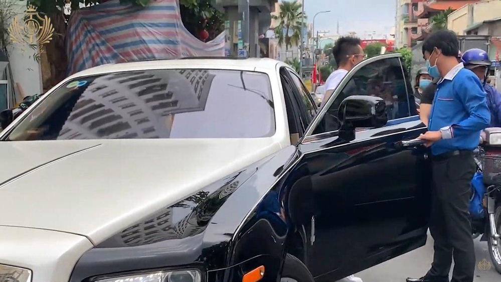  
Đại gia Sài thành lái siêu xe bạc tỷ trong vlog đầu tay. (Ảnh: FBNV)