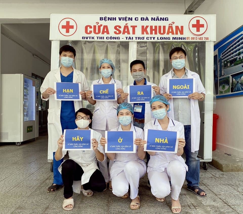  
Dù vất vả trong bệnh viện nhưng các y bác sĩ vẫn không quên lan truyền thông điệp phòng dịch tới cộng đồng. (Ảnh: Bệnh viện C Đà Nẵng- Da Nang C Hospital).