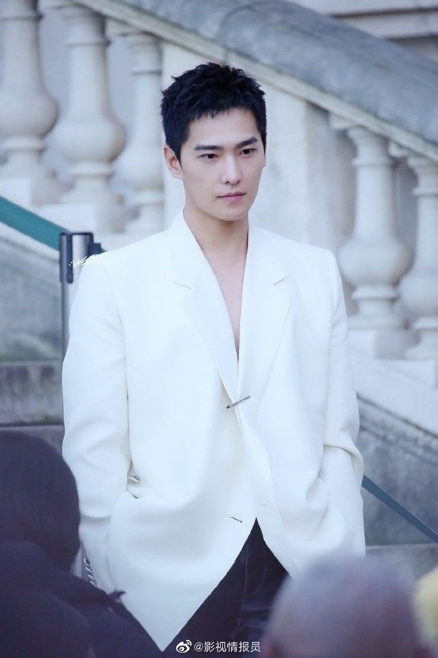  
Vẻ đẹp trai nam thần của anh khiến bao người mê đắm (Ảnh: Weibo)
