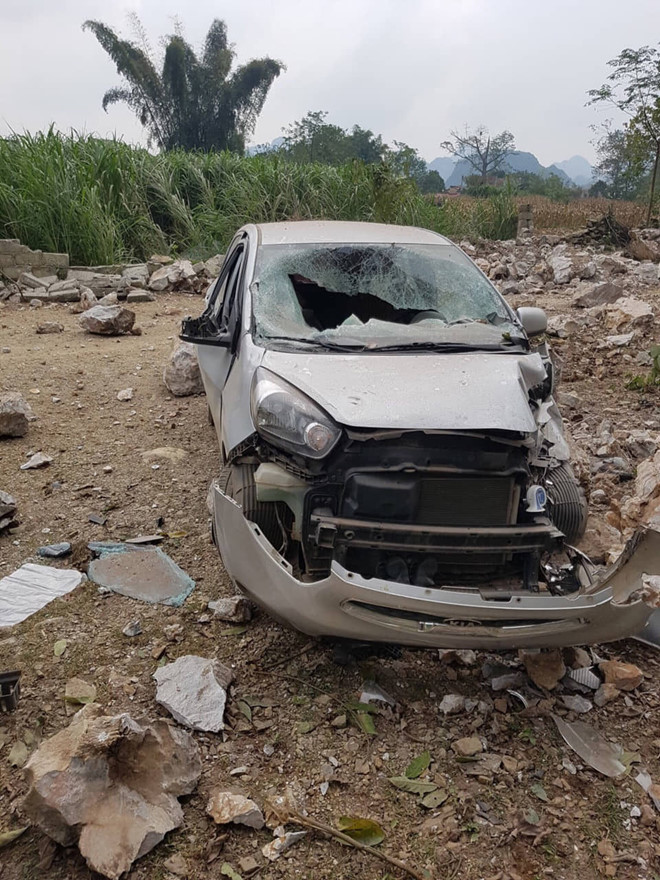  
Hình ảnh một chiếc xe ô tô bị hư hại khá nặng nề do trận động đất gây núi lở xảy ra tại huyện Trùng Khánh, Cao Bằng. (Ảnh: Thanh Niên)