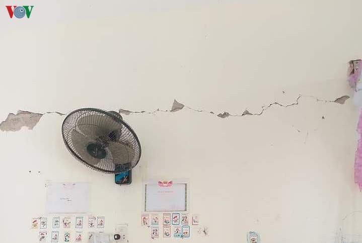  
Bức tường ở lớp học mầm non thuộc xã Mường Tè bị nứt do động đất vào hôm 16/6/2020 gây ra. (Ảnh: VOV)