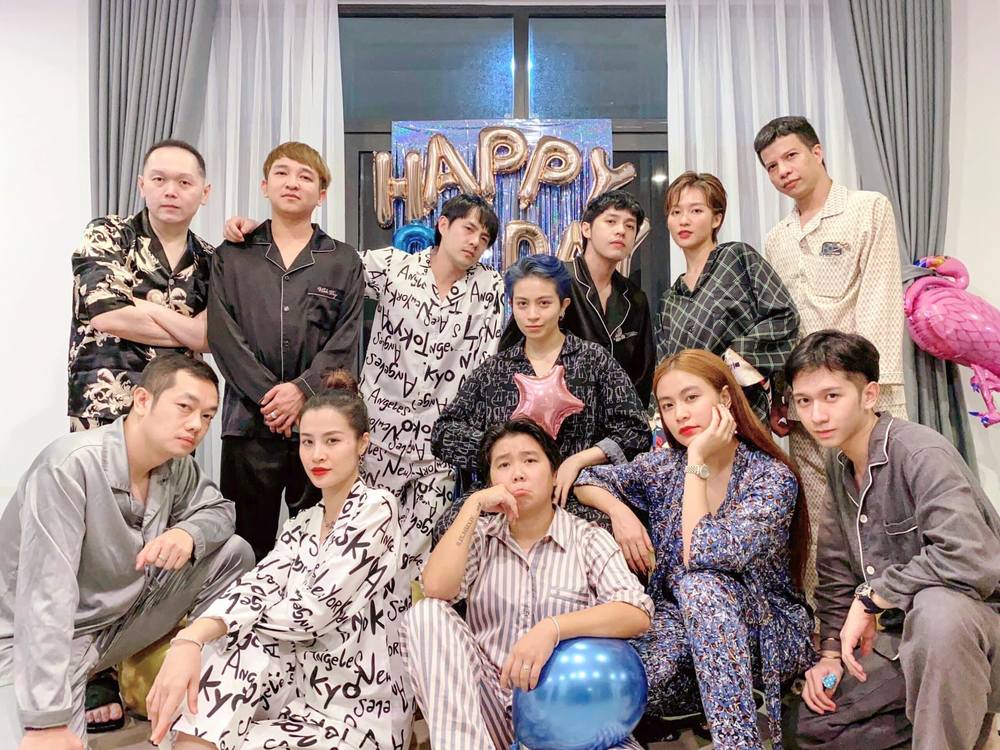  
Đông Nhi, Minh Hằng, Hoàng Thùy Linh diện pijama mừng sinh nhật Gil Lê​. (Ảnh: FBNV)