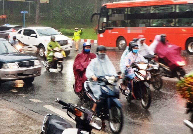  
CSGT xuống đường để điều tiết giao thông ở khu vực trung tâm Đà Lạt. (Ảnh: Thanh Niên)