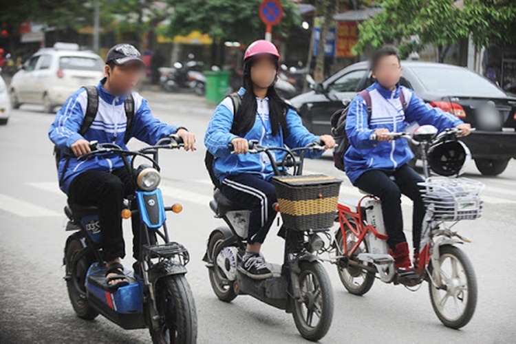  
Học sinh đi xe đạp điện trên đường (Ảnh: Báo Dân sinh)