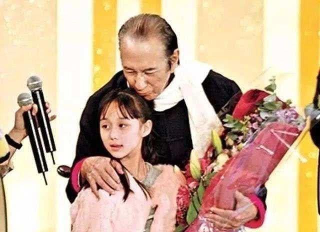  
Hà Hồng Sân và con gái út Hà Siêu Hân khi cô còn nhỏ. (Ảnh: SCMP)