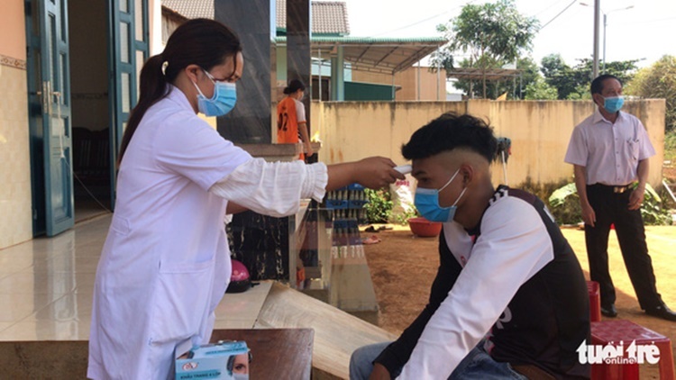  
Nhân viên y tế tiến hành khám sàng lọc tại Đắk Nông (Ảnh: Tuổi Trẻ Online)