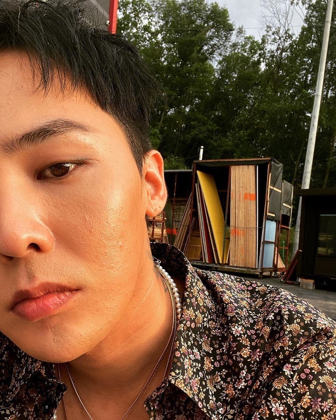  
Gương mặt mệt mỏi thiếu đi lớp makeup của G-Dragon. (Ảnh: IGNV)