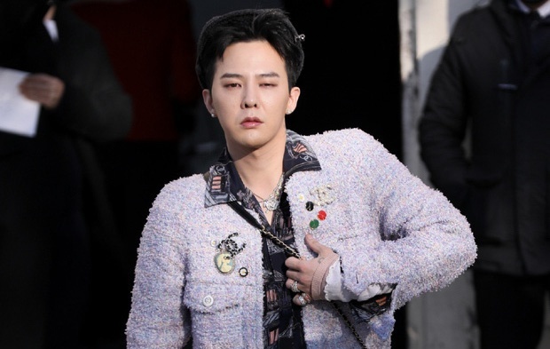  
Một lần khác, G-Dragon cũng xuất hiện với những nếp nhăn trên gương mặt. (Ảnh: Chụp màn hình)