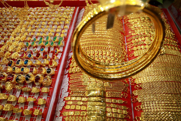  
Vàng được chế tạo thành nhiều kiểu hình dáng khác nhau và được bày bán trong một cửa hàng. (Ảnh: Thanh Niên)