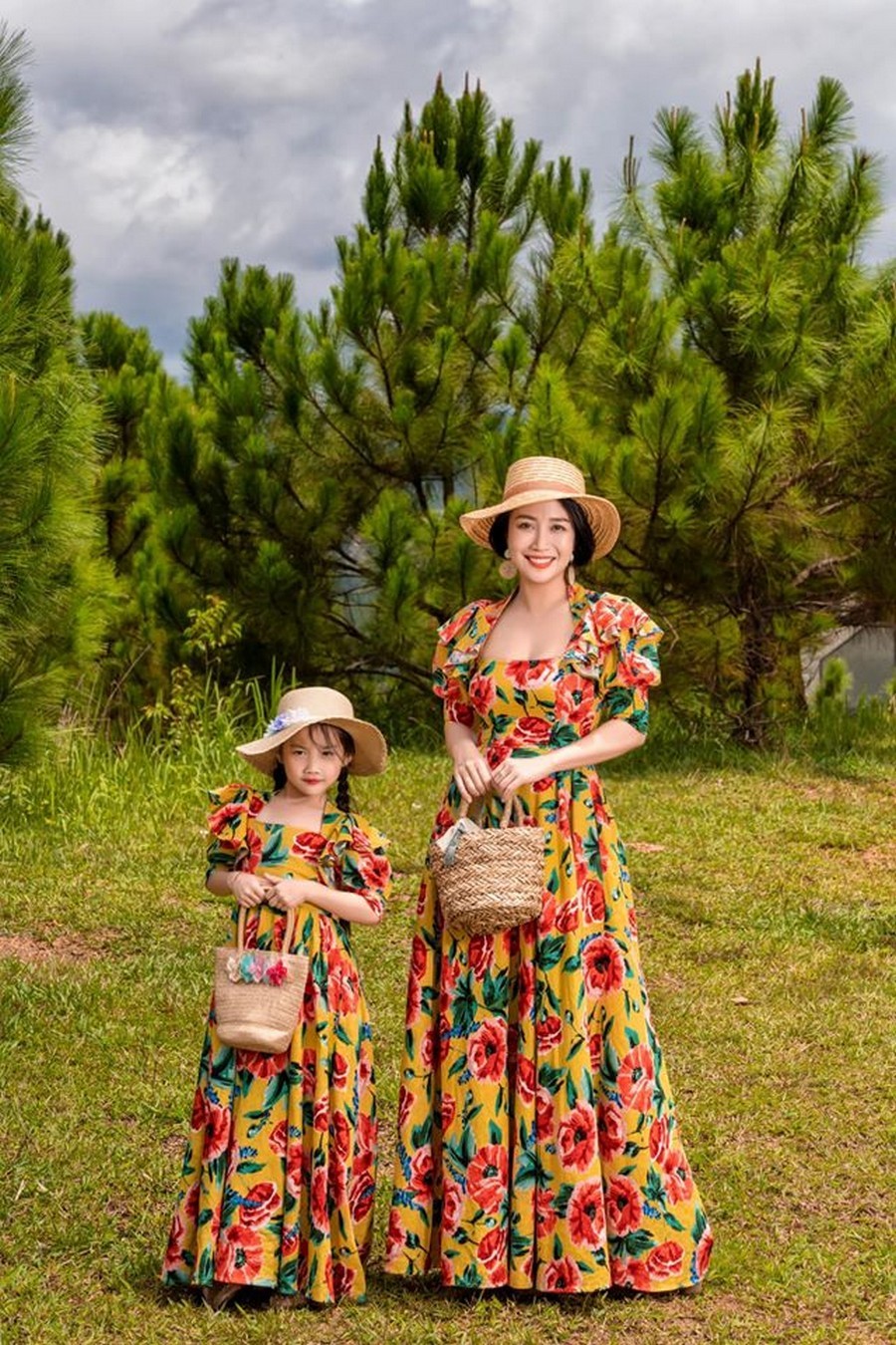  
Tại đây, "bà mẹ ba con" hóa cô gái digan khi diện váy hoa đồng điệu với con gái. (Ảnh: FBNV)