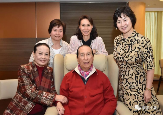  
"Trùm sòng bạc Macau" và gia đình bà Hai Lam Quỳnh Anh. (Ảnh: Sina).