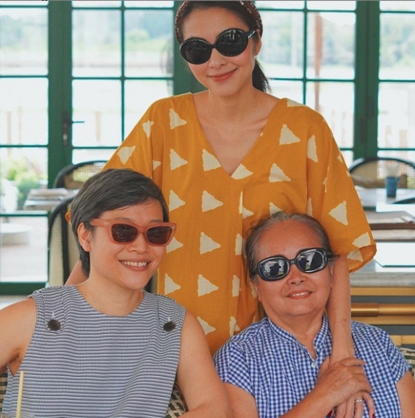  
Ba người phụ nữ nhà Hà Tăng sang trọng dù ăn mặc giản dị. (Ảnh: FBNV)