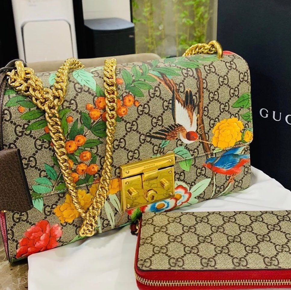 
Túi và bóp cầm tay của nhà mốt Gucci được ca sĩ yêu thích. (Ảnh:FBNV)