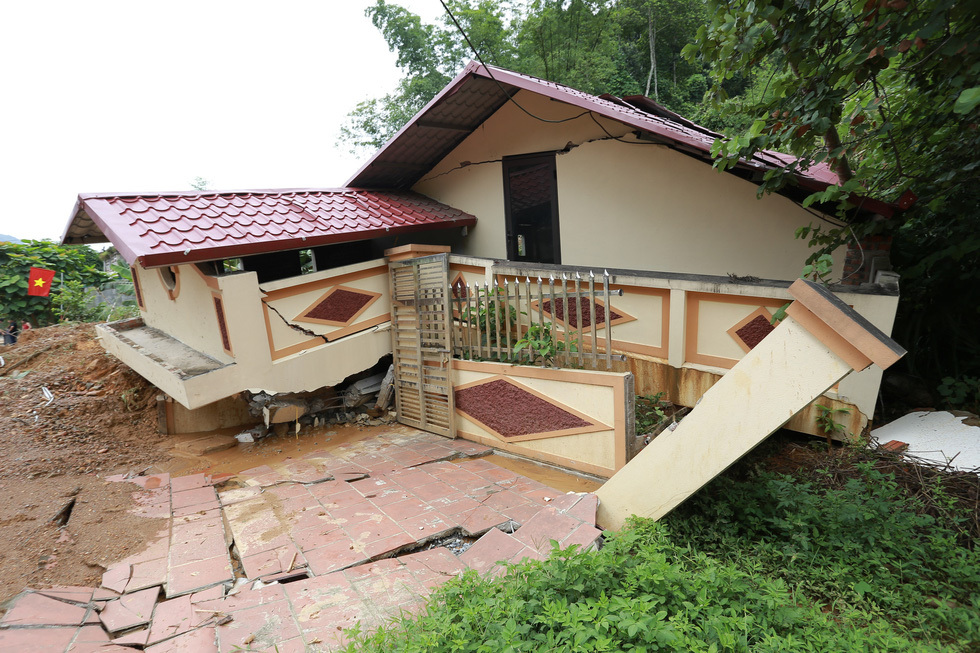  
Một ngôi nhà ở Hà Giang trong tình trạng hư hỏng nặng nề. (Ảnh: Tuổi Trẻ)