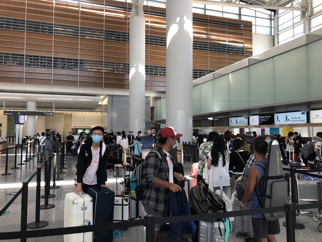  
Hành khách Việt Nam trở về từ Mỹ hạ cánh tại sân bay Vân Đồn (Ảnh: Bộ Ngoại giao)